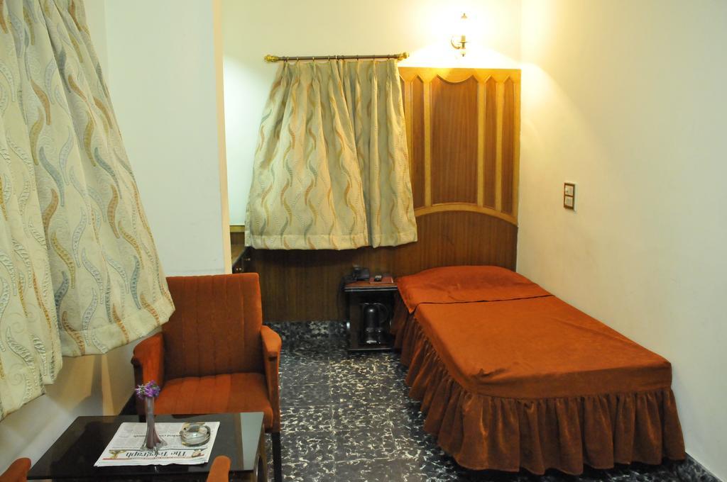 Hotel Heera Calcutta Exteriör bild